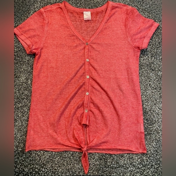 SALE No Boundaries Red Front Knot Short Sleeve Button T-Shirt Large - Picture 1 of 4
